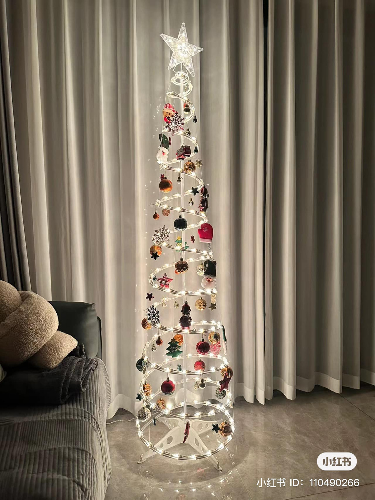 Ngoài những cây thông từ tiền, năm nay rất nhiều người đã chia sẻ hình ảnh cây thông tự làm, thu hút về rất nhiều sự chú ý.