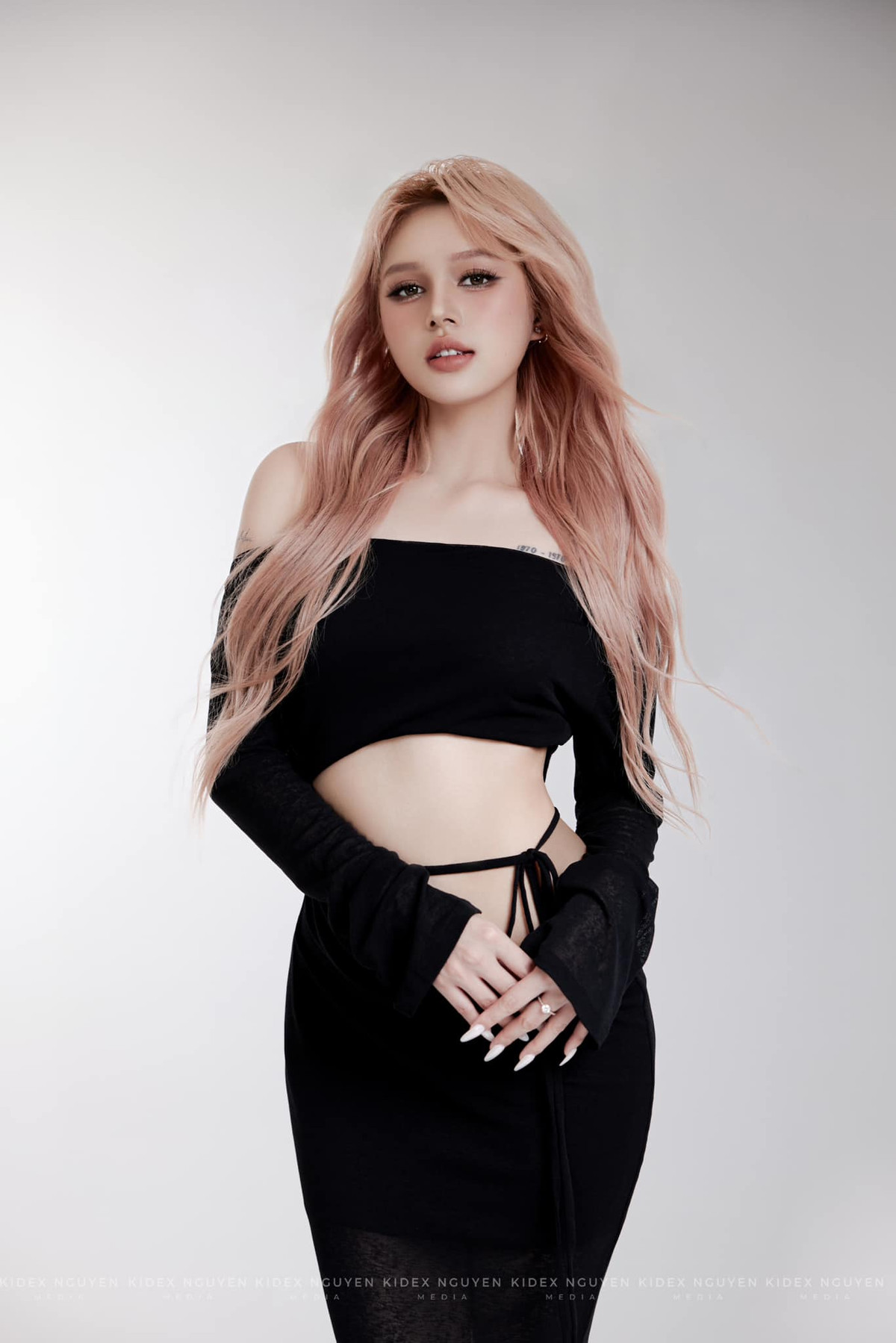 Cô nàng cũng được mời làm mẫu ảnh cho nhiều nhãn hàng thời trang.