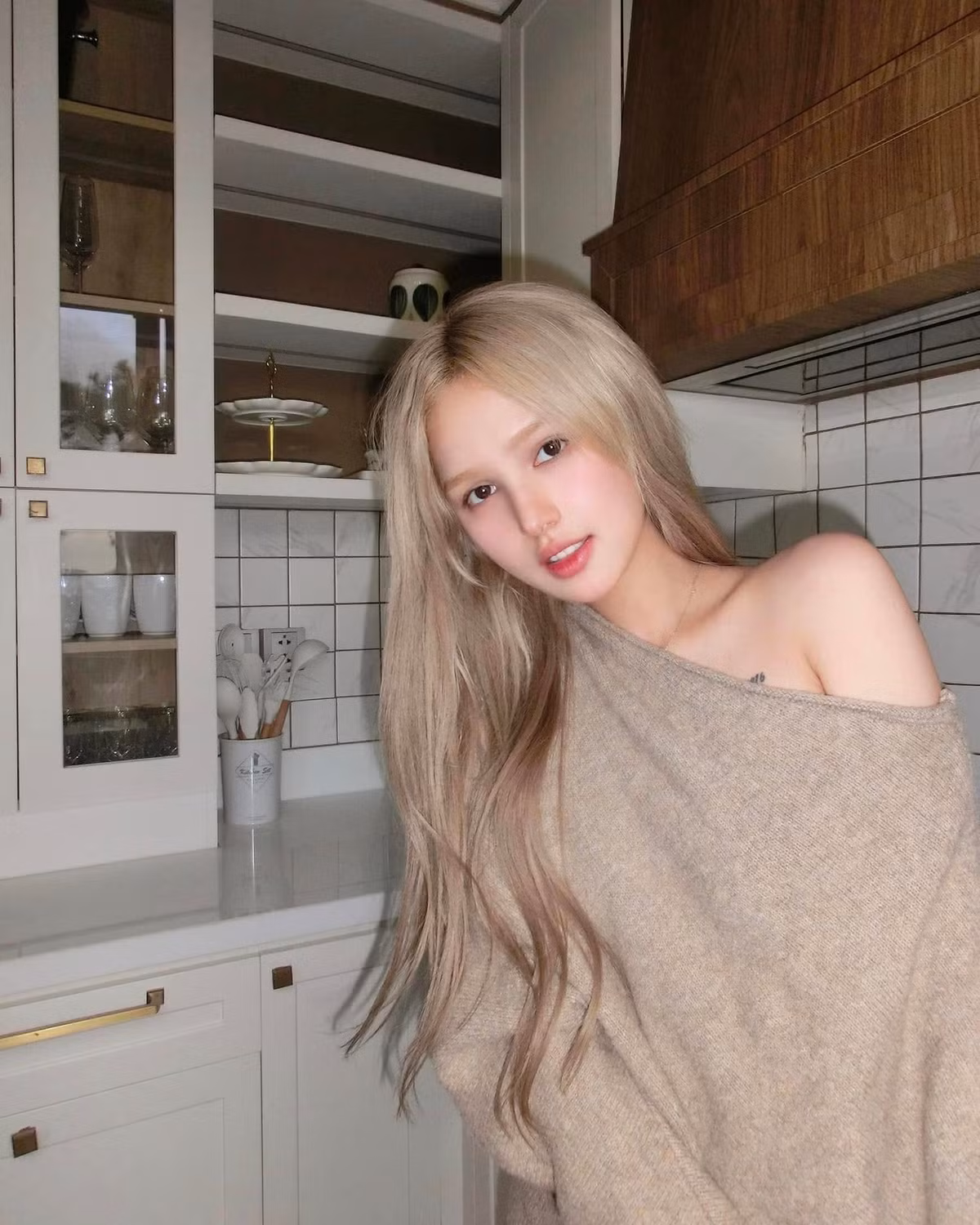 Xoài Non không ngại thử sức mình theo những phong cách khác nhau, lúc thì nhẹ nhàng nữ tính, lúc thì gợi cảm, lúc lại tinh nghịch đáng yêu.