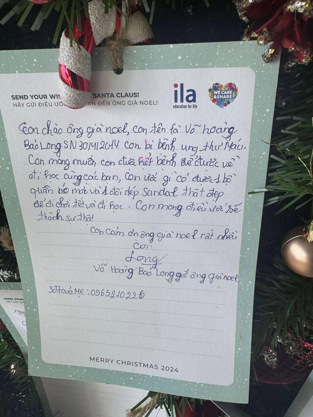 “Con mong muốn con được hết bệnh để được về đi học cùng các bạn. Con ước gì có được một bộ quần áo mới và một đôi dép sandal thật đẹp để đi chơi tết và đi học. Con mong điều ước sẽ thành sự thật. Con cảm ơn ông già Noel rất nhiều" - Lời ước nguyện của một bệnh nhân nhí bị ung thư máu khiến người xem phải xúc động.