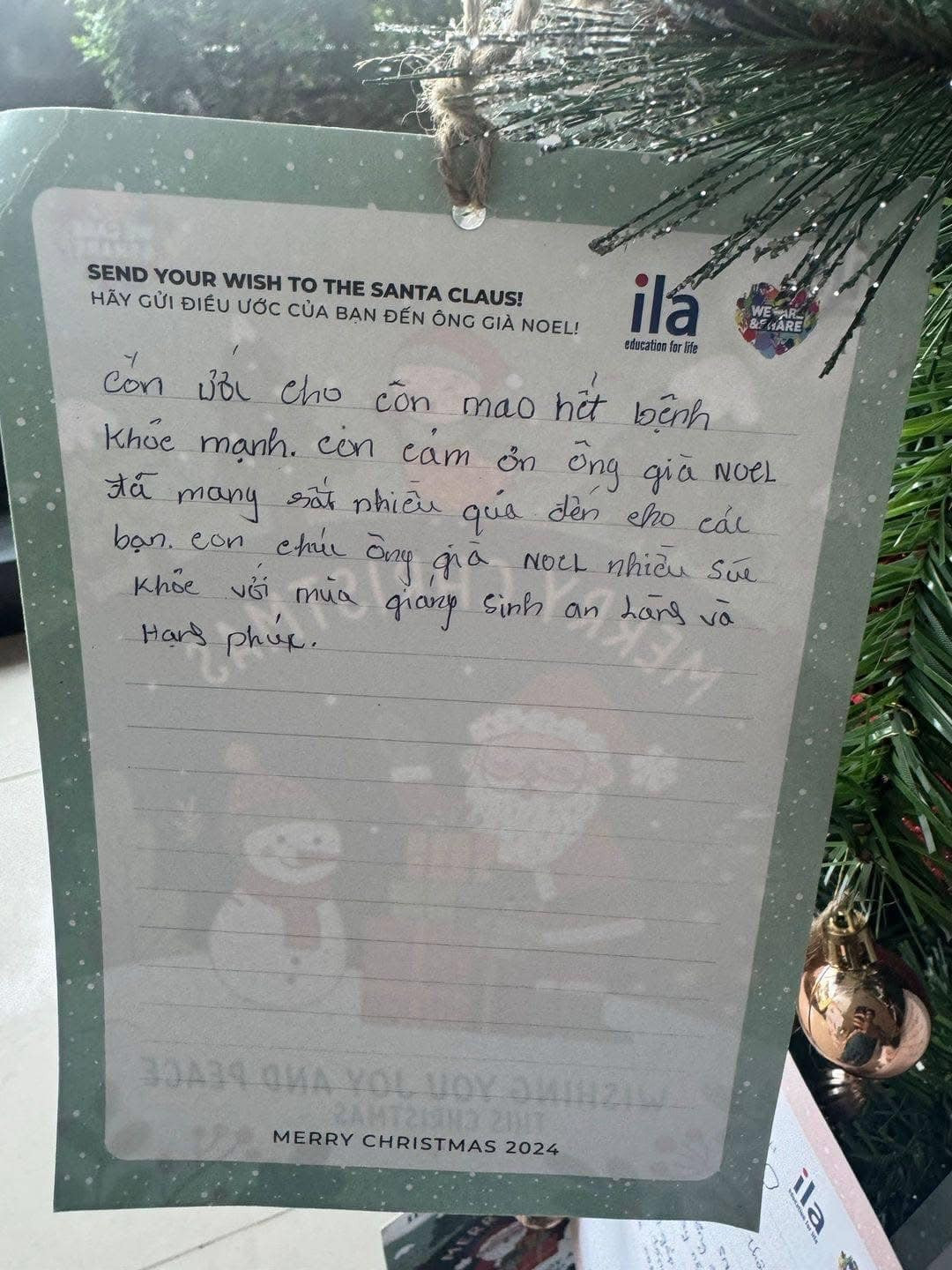 “Con ước mong cho con mau hết bệnh, khoẻ mạnh. Con cảm ơn ông già Noel đã mang đến rất nhiều quà cho các bạn. Con chúc ông già Noel nhiều sức khoẻ với mùa Giáng sinh an lành và hạnh phúc" - Lời viết còn nhiều lỗi sai chính tả nhưng khiến người lớn khó cầm lòng.