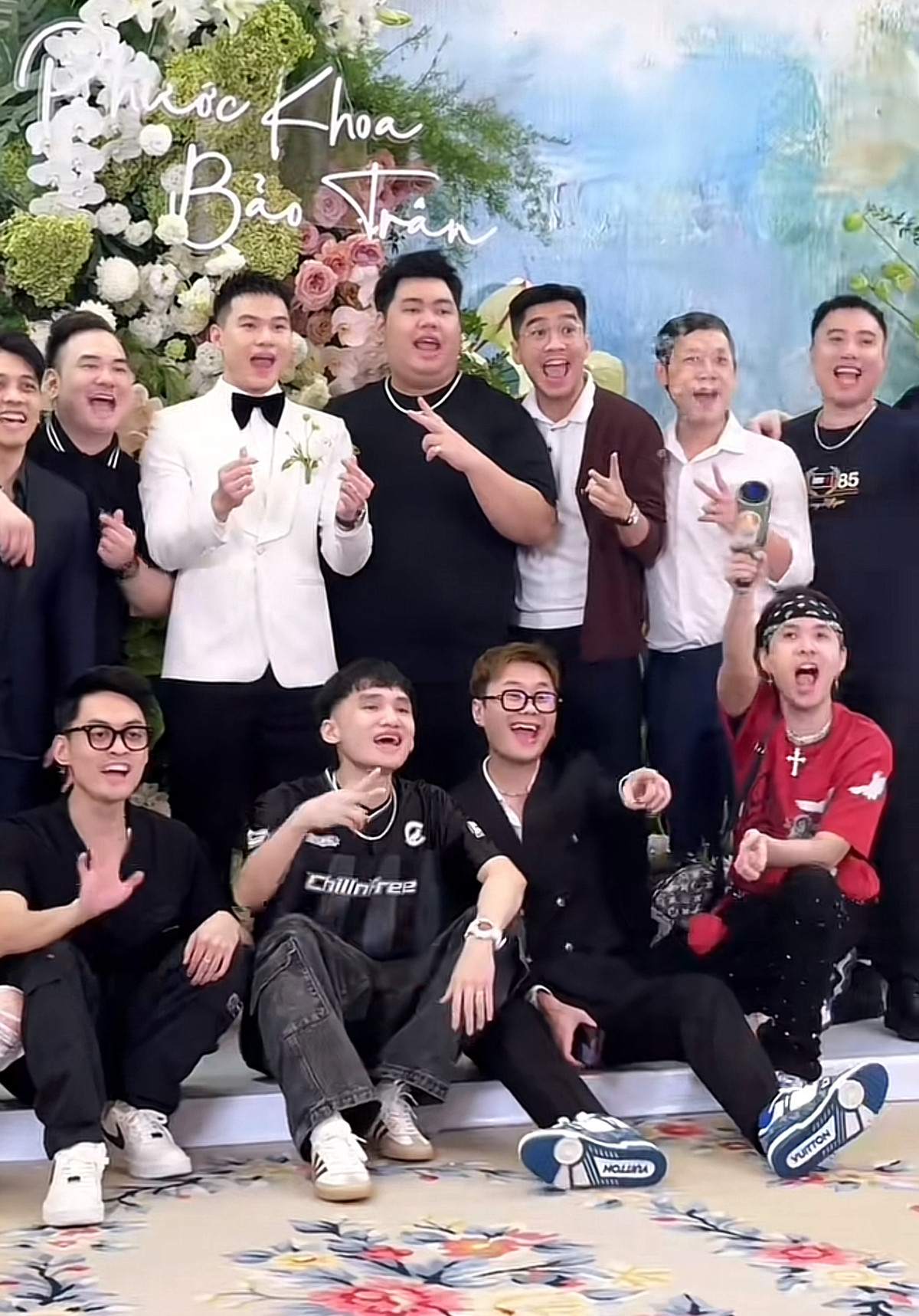 Xemesis cùng hội bạn cùng cũng chụp hình cùng cô dâu chú rể, tuy nhiên ở một thời điểm khác và không có sự xuất hiện của Xoài Non.