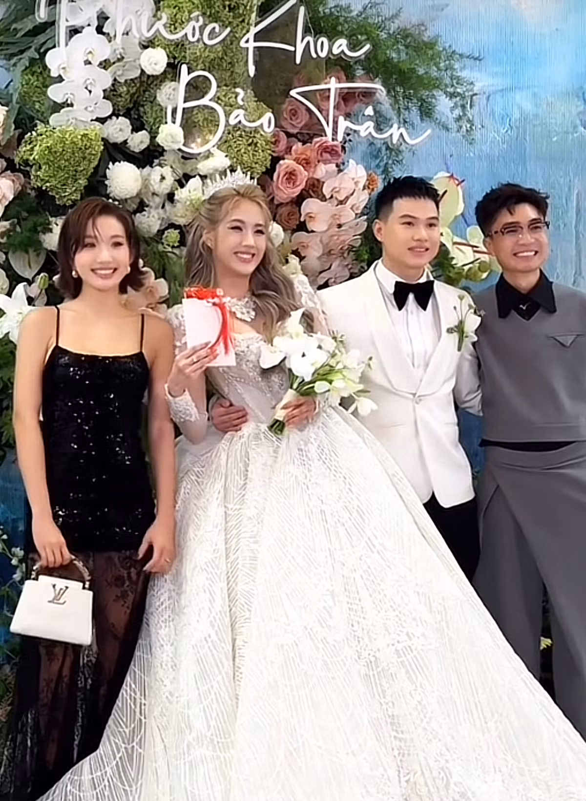 Ngoài Xoài Non, Xemesis và Linh Ngọc Đàm, đám cưới của Rambo và Trân Mèo còn có sự xuất hiện của nhiều gương mặt quen thuộc trên MXH và trong giới streamer vợ chồng Duy Nhỏ - Huyền 2k4.