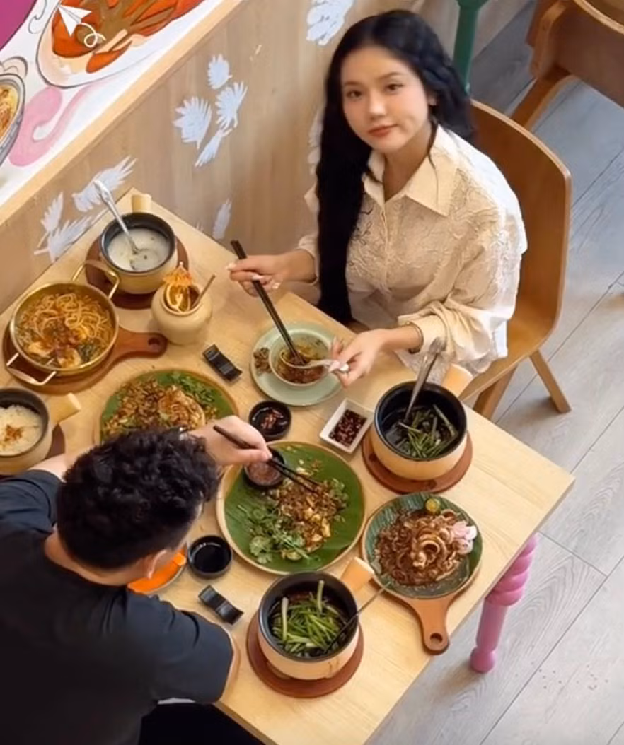 Tuy chưa thật sự công khai mối quan hệ, nhưng netizen đã "soi" ra những dấu hiệu hẹn hò của Xemesis và Bò Chảnh qua việc đi chơi, đi du lịch.