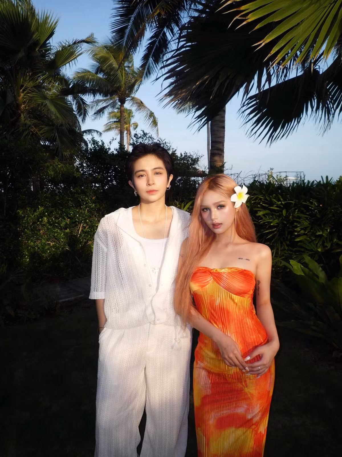 Sau khoảng nửa năm chia tay, Xoài Non và chồng cũ đều có cuộc sống mới, tìm được hạnh phúc mới. Gần đây Xoài Non thoải mái chia sẻ những hình ảnh thân mật giữa cô và Gil Lê.