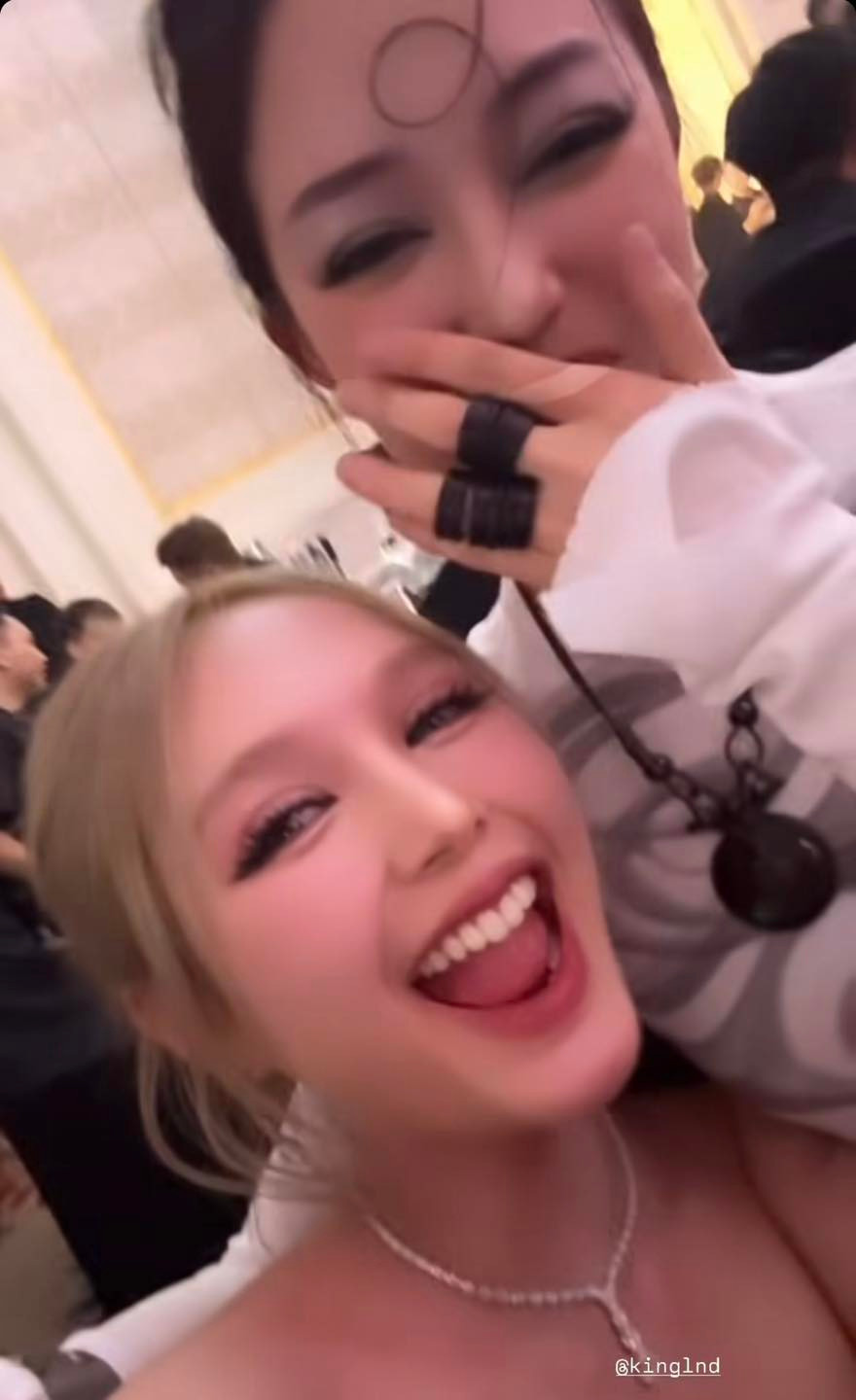 Trong story được chính chủ đăng tải lên trang cá nhân, Xoài Non có màn tương tác đáng yêu cùng với Linh Ngọc Đàm khi cả hai gặp nhau tại đám cưới của Rambo.