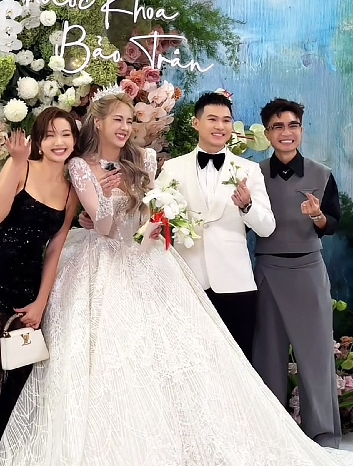 Khi thông tin Xoài Non và Xemesis lần đầu "tái hợp" sau khi chia tay ở một đám cưới, cư dân mạng đã ra sức tìm kiếm, "soi" những khách mời đến dự hôn lễ này để tìm kiếm những khoảnh khắc cả hai xuất hiện chung một khung hình. Tuy nhiên đến hiện tại, netizen vẫn chưa tìm thêm được những khoảnh khắc Xoài Non và Xemesis tại đám cưới.