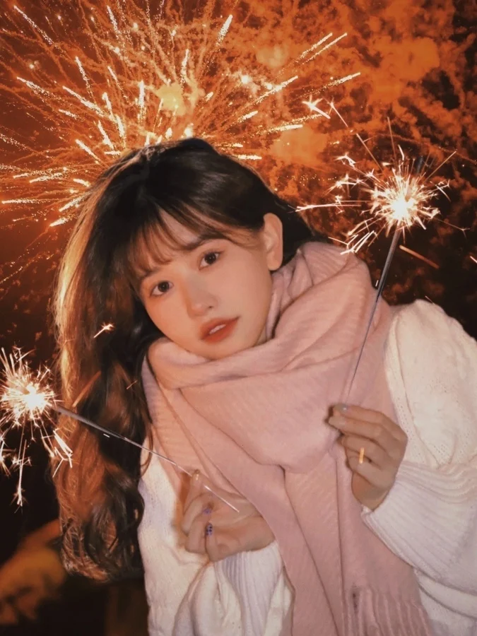 Đầu tiên, hãy lựa chọn một địa điểm phù hợp, có thể là công viên, tòa nhà cao tầng, hay đơn giản chỉ là một góc phố được trang trí lộng lẫy. Ánh đèn thành phố lung linh, pháo hoa rực rỡ, hay những biển quảng cáo lấp lánh sẽ tạo nên phông nền tuyệt vời cho bức ảnh của bạn.