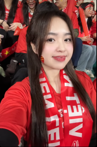 Nhiều người vô cùng bất ngờ với dự đoán cực chuẩn của nữ cổ động viên. Ngay lập tức netizen cũng đã tìm ra danh tính của "nữ thần tiên tri" này. Đó là Lê Phương Anh - một hot girl Hà Thành khá có tiếng.