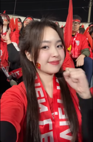 Trước đó, cô nàng cũng từng gây chú ý khi xuất hiện trên sân vận động Việt Trì để cổ vũ cho đội tuyển Việt Nam trước đối thủ Indonesia.