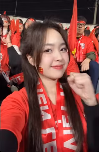 Trước đó, cô nàng cũng từng gây chú ý khi xuất hiện trên sân vận động Việt Trì để cổ vũ cho đội tuyển Việt Nam trước đối thủ Indonesia.