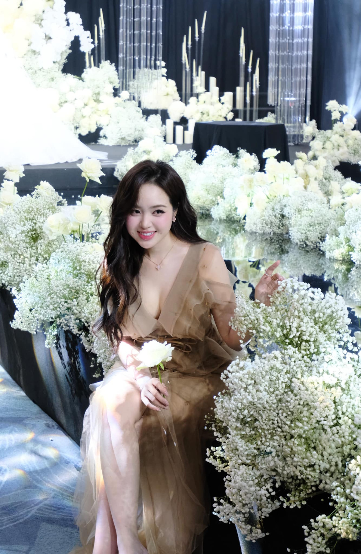 Cô nàng sở hữu gương mặt dễ thương, làn da trắng không tì vết và body quyến rũ.