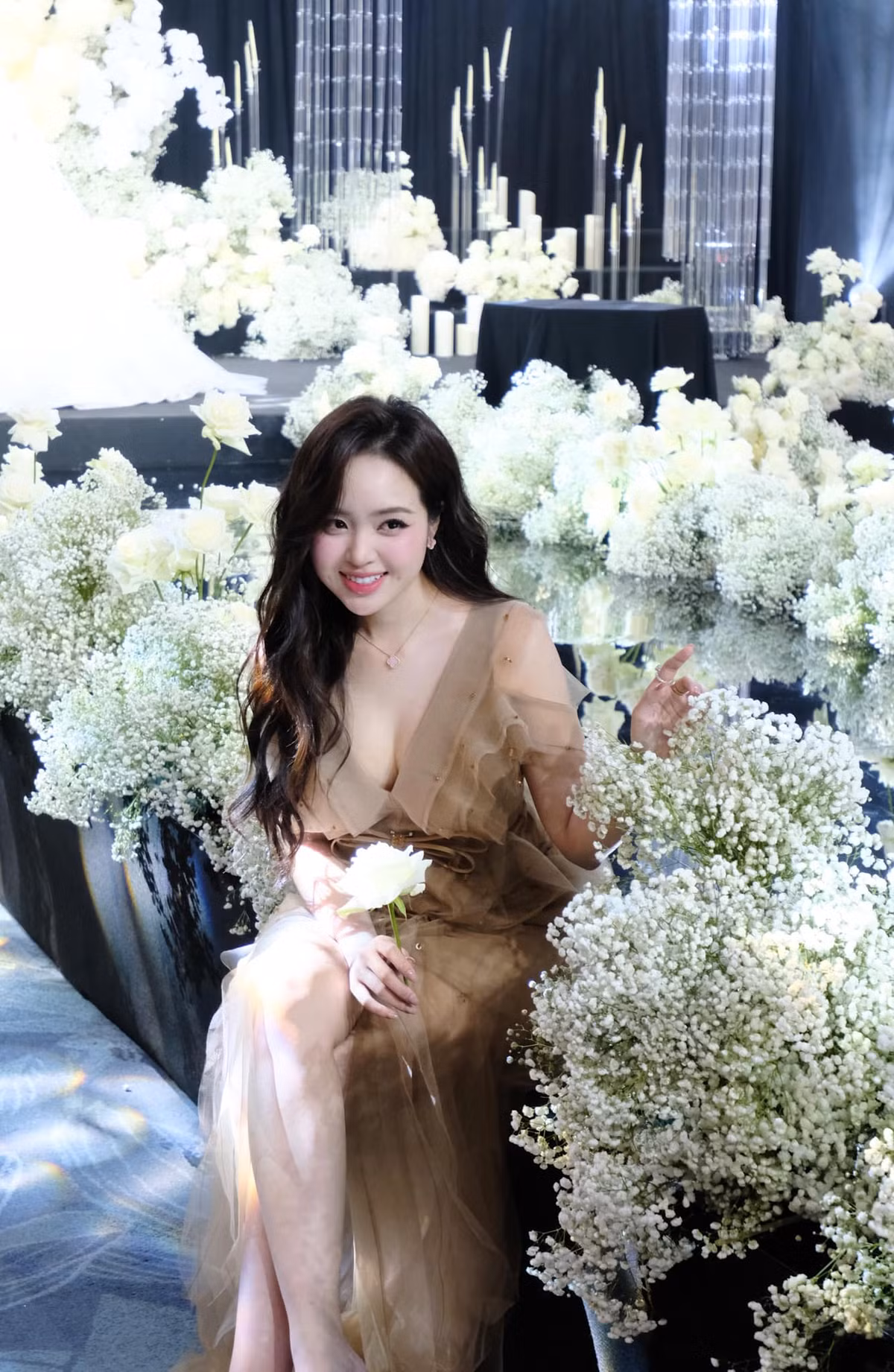 Cô nàng sở hữu gương mặt dễ thương, làn da trắng không tì vết và body quyến rũ.