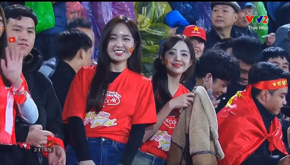 Gương mặt bầu bĩnh cùng đôi mắt to tròn thu hút cái nhìn của người đối diện.