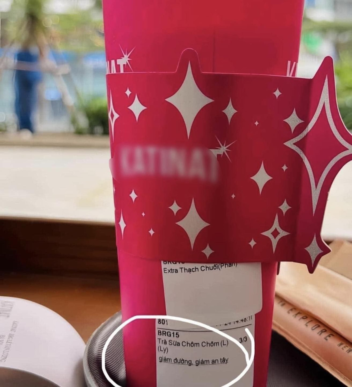 Sau đó chỉ vài tháng, khi sự việc từ thiện đã dần lắng xuống, Katinat đã lấy lại được sự ưu ái của khách hàng làm nên “trend” mới trên mạng xã hội với chiếc ly màu hồng. Thế nhưng cũng chính khi chiếc ly hồng của thương hiệu này đang hot rần rần trên mạng, sự cố liên quan đến nội dung trên tem dán của sản phẩm đã một lần nữa đẩy KATINAT lên đầu sóng ngọn gió. Cụ thể, thay vì viết "giảm đường, giảm đá", một nhân viên tự ý thay nội dung ở tem dán thành “giảm đường, giảm An Tây”.