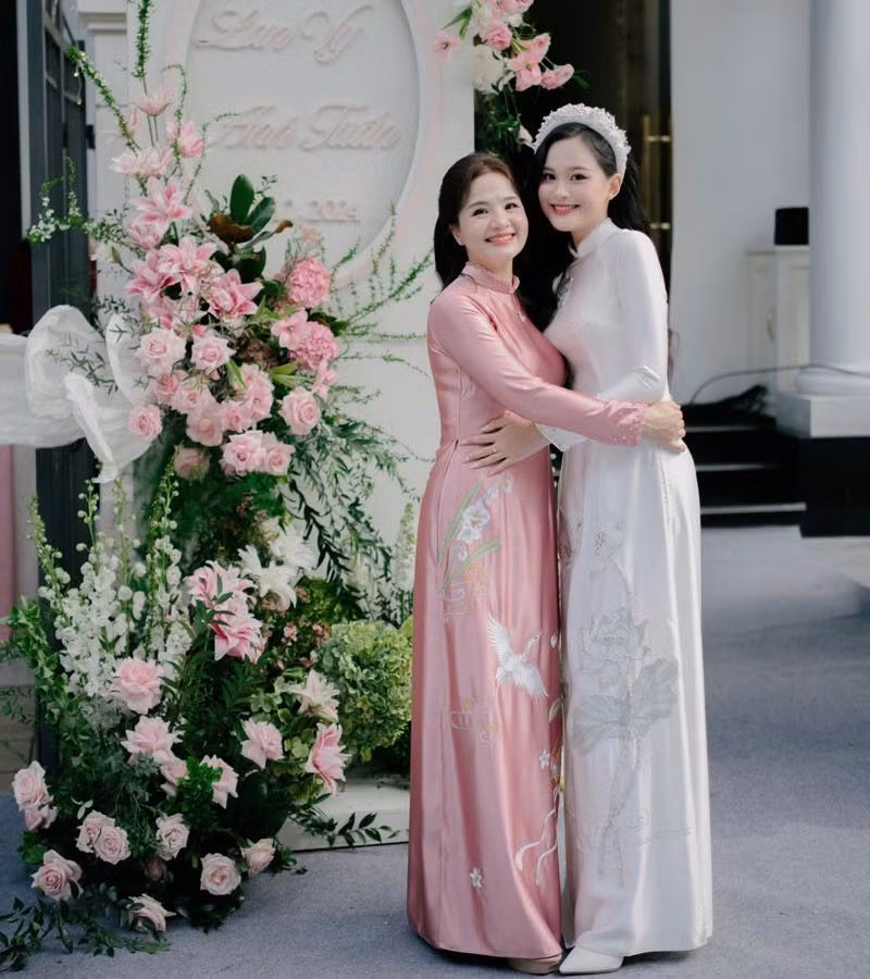 Đứng chung khung hình với con gái, bà mẹ tỏa sáng với nụ cười rạng rỡ.