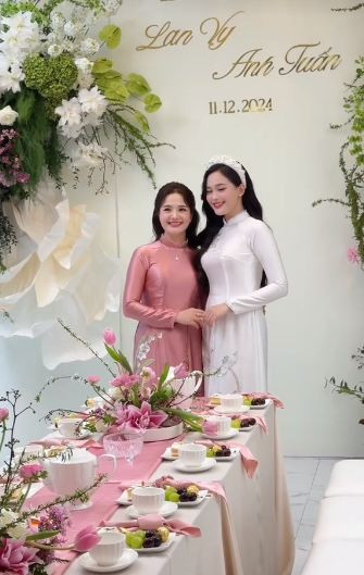 Bên cạnh vẻ ngoài trẻ trung của mẹ, cô dâu Lan Vy cũng gây ấn tượng với nhan sắc xinh đẹp ngọt ngào.