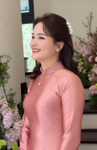 Nhìn qua video, nhiều người ban đầu còn cho rằng mẹ cô dâu xinh đẹp này chỉ mới ngoài 30 mà thôi.