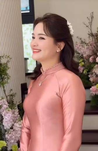 Nhìn qua video, nhiều người ban đầu còn cho rằng mẹ cô dâu xinh đẹp này chỉ mới ngoài 30 mà thôi.