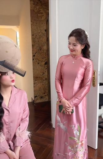 Được biết, mẹ của cô dâu tên là Ngọc Lan (SN 1978), hiện là giáo viên tại Hải Phòng.