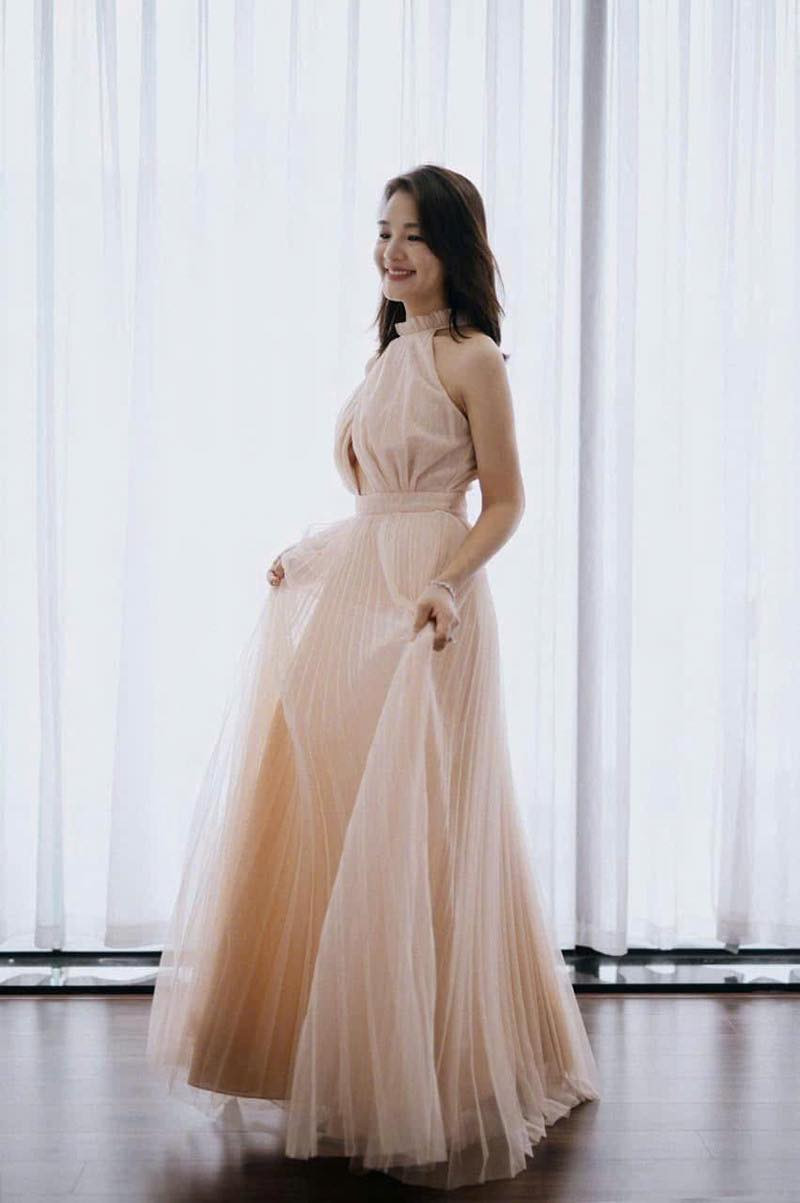 Netizen không ngớt dành cho mẹ cô dâu nhiều lời tán dương như: "Xinh trẻ quá chừng, nếu không có cô dâu đứng chung thì tôi còn tưởng đây là cô dâu", "nhan sắc này thời trẻ thì phải cỡ nào trời".