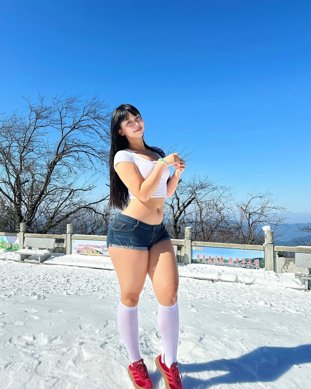 Loạt ảnh khoe dáng giữa trời tuyết của cô nàng thu hút đến gần 30.000 lượt yêu thích cùng hàng nghìn bình luận.