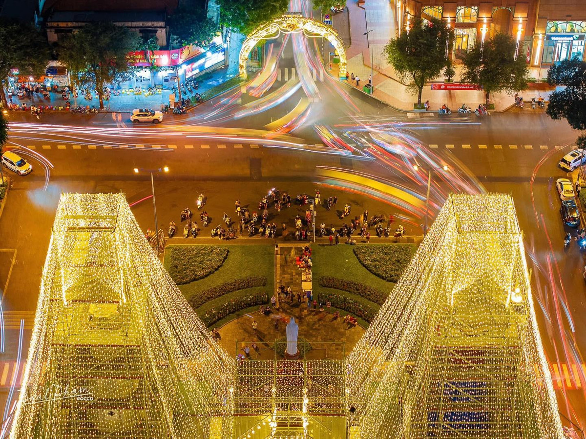 Nhiều người dân mỗi tối thường tập trung trước các nhà thờ để chụp ảnh, check-in.