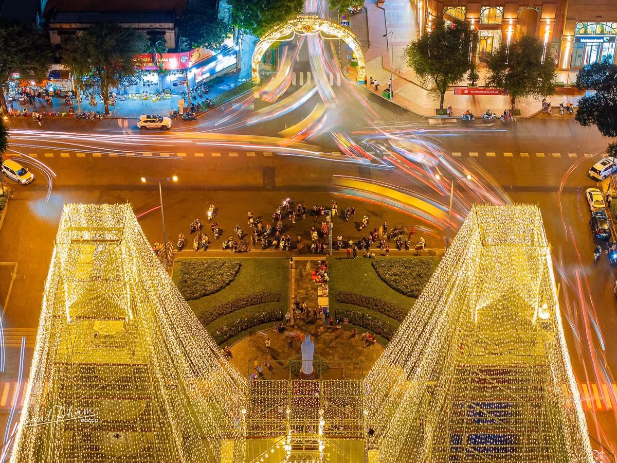 Nhiều người dân mỗi tối thường tập trung trước các nhà thờ để chụp ảnh, check-in.