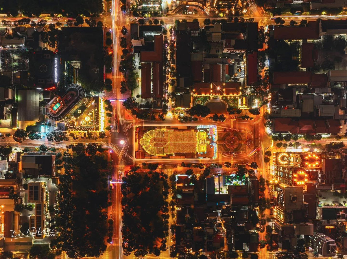 Không chỉ có những địa điểm lớn, những góc phố nhỏ ở Sài Gòn cũng được trang hoàng rất đẹp mắt. Những chiếc tất treo trên lò sưởi giả, những bông tuyết giả được treo trên cửa sổ,... tạo nên một không gian ấm cúng, gần gũi.