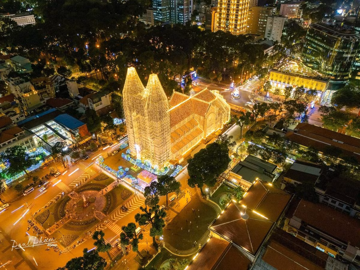Mạc Ty Nho còn gây ấn tượng với những trải nghiệm thú vị như "tuyết rơi" và cây thông xoay độc đáo.