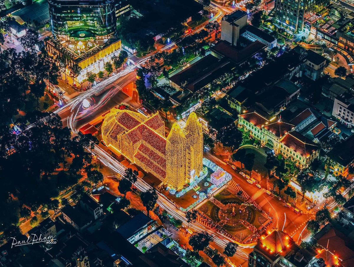 Nhà thờ Đức Bà trở nên lộng lẫy hơn bao giờ hết khi được bao phủ bởi 500.000 mét dây đèn LED, biến nơi đây thành một cung điện ánh sáng rực rỡ.