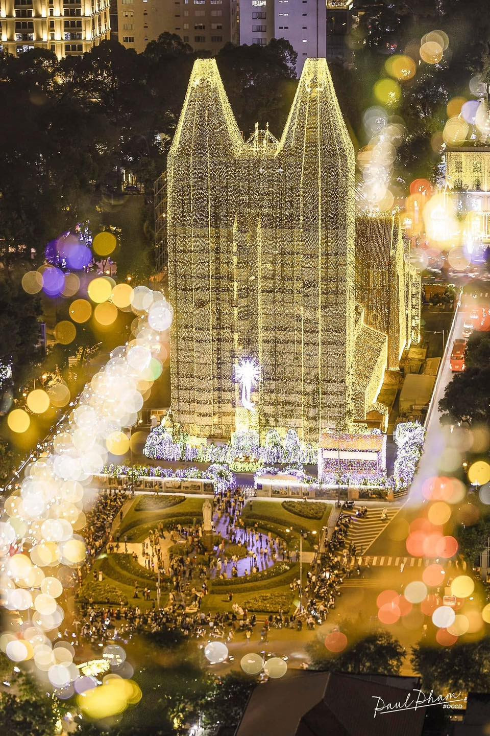 Quận 1 về đêm đẹp như một bức tranh trong các thước phim tình cảm lãng mạn.