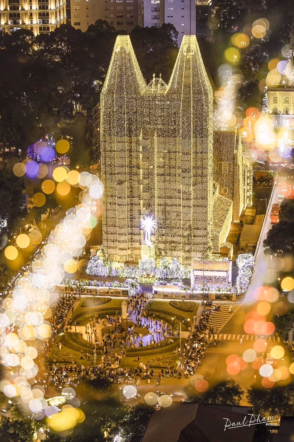 Quận 1 về đêm đẹp như một bức tranh trong các thước phim tình cảm lãng mạn.