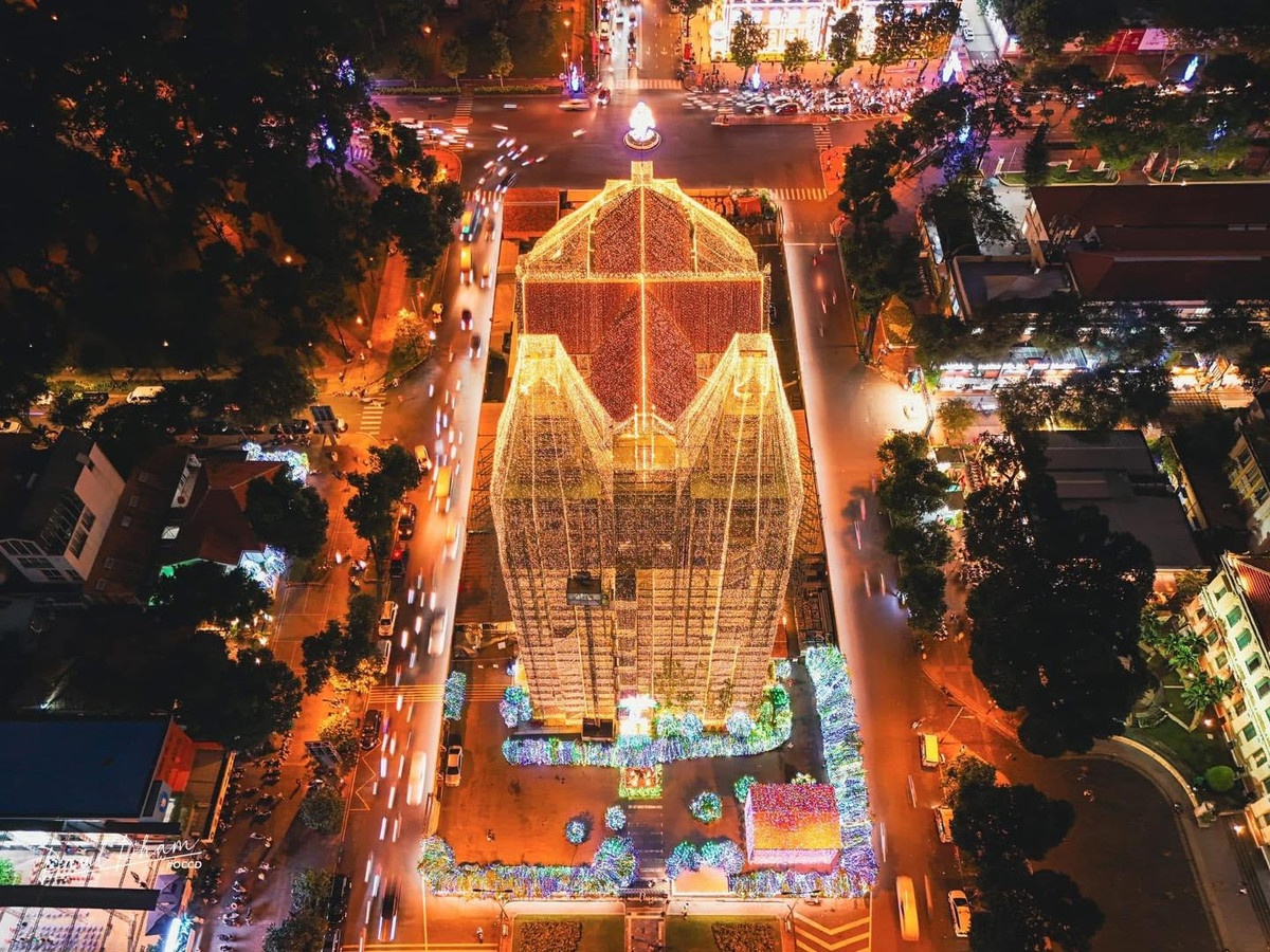 Cùng với đó, Nhà thờ Tân Định và Mạc Ty Nho cũng góp phần tô điểm cho bức tranh Giáng sinh của thành phố.