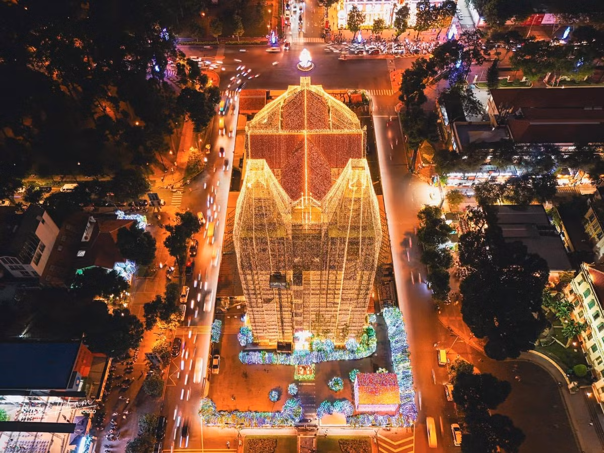 Cùng với đó, Nhà thờ Tân Định và Mạc Ty Nho cũng góp phần tô điểm cho bức tranh Giáng sinh của thành phố.