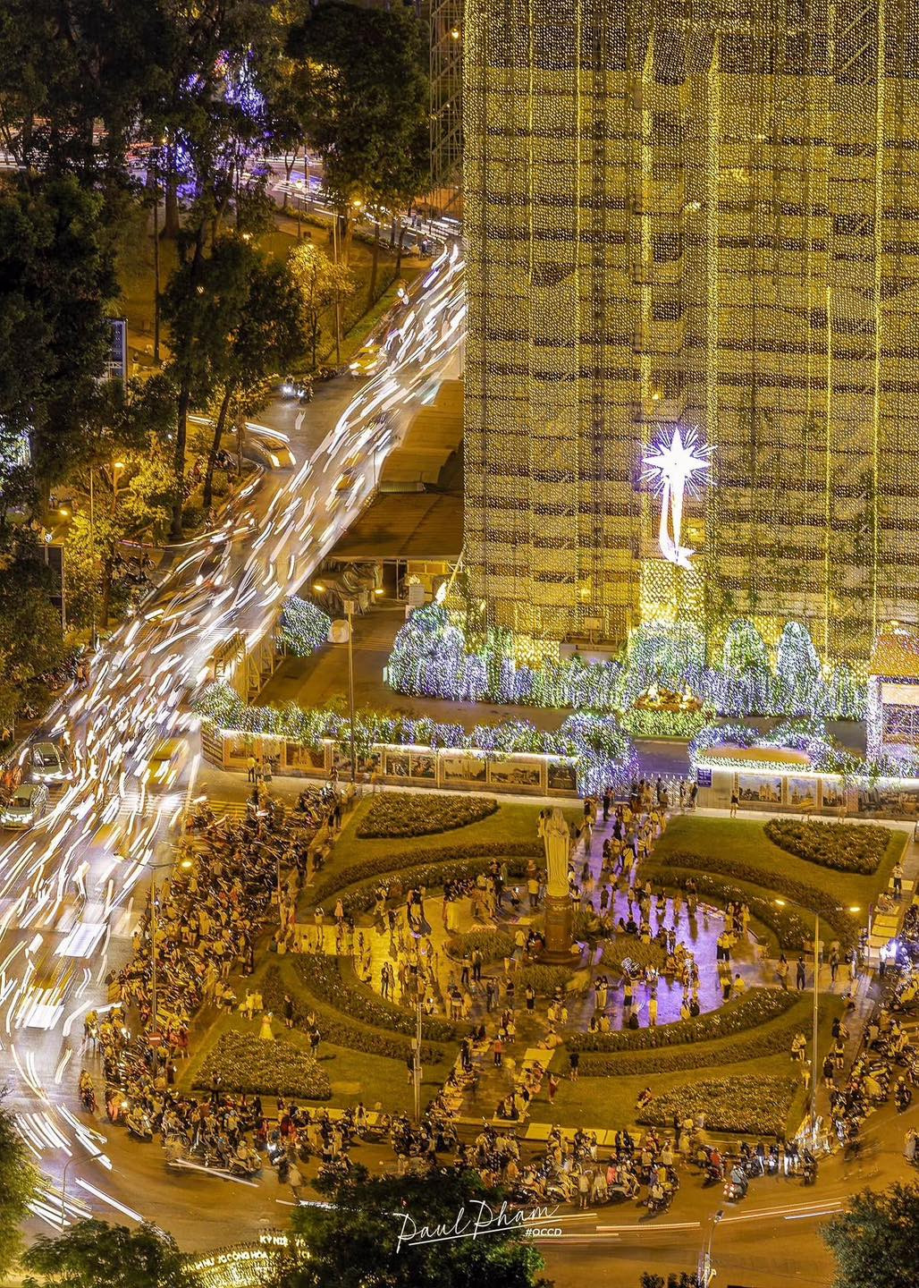 Tiết trời se se về ban đêm cũng tạo điều kiện lý tưởng cho các bạn trẻ, gia đình cùng ra đường đón Noel.