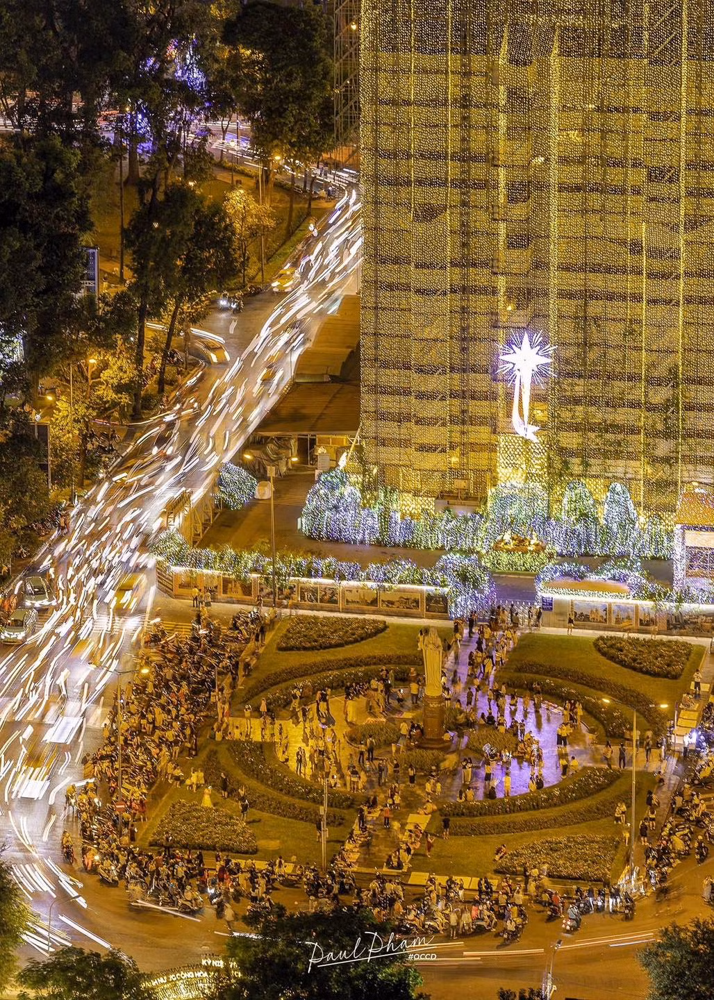 Tiết trời se se về ban đêm cũng tạo điều kiện lý tưởng cho các bạn trẻ, gia đình cùng ra đường đón Noel.