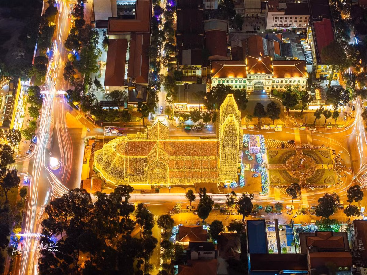 Nhìn từ trên cao, Nhà thờ Đức Bà tỏa sáng lung linh, các con đường được trang trí bằng hàng ngàn bóng đèn nhỏ li ti tạo thành những hình thù độc đáo như ngôi sao, bông tuyết, ông già Noel... Tạo nên một không gian huyền ảo, lung linh.