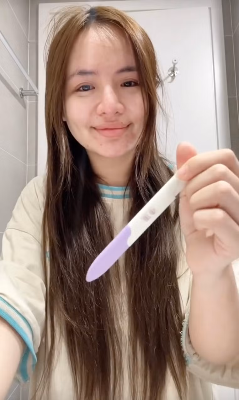 Ở dưới video thông báo kết hôn, nhiều người vẫn bày tỏ thắc mắc và nhắc đến tên Phạm Thoại cùng "đám cưới giả" giữa 2 người.