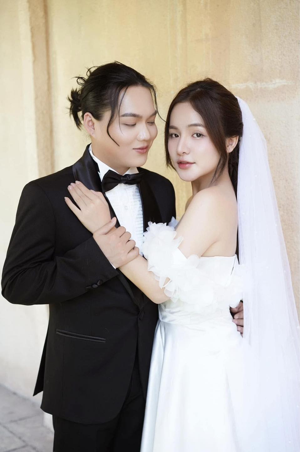 Khoảng cuối tháng 3 năm nay, cộng đồng mạng từng xôn xao trước thông tin Phạm Thoại tổ chức đám cưới với một cô gái xinh đẹp.