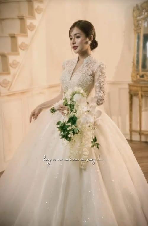 Nếu trong video thông báo có em bé nhưng chưa công khai danh tính chú rể, thì mới đây, cô nàng đã chính thức đăng tải ảnh cưới.