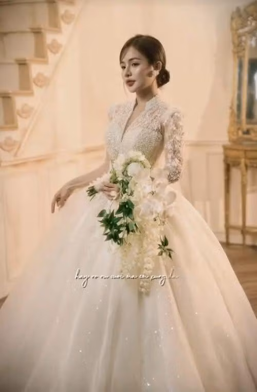 Nếu trong video thông báo có em bé nhưng chưa công khai danh tính chú rể, thì mới đây, cô nàng đã chính thức đăng tải ảnh cưới.