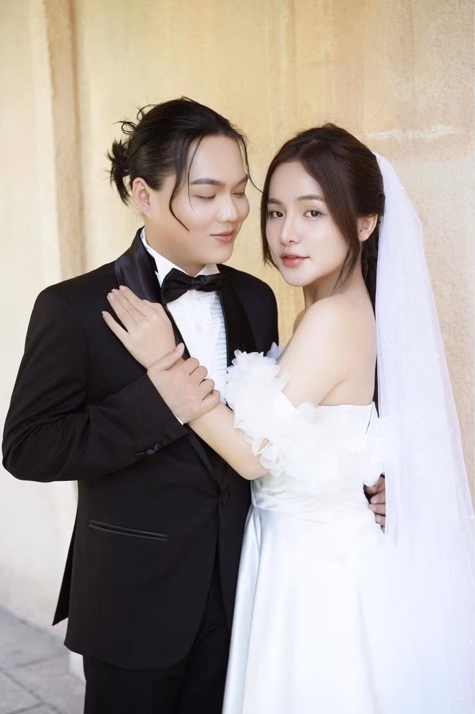 Khoảng cuối tháng 3 năm nay, cộng đồng mạng từng xôn xao trước thông tin Phạm Thoại tổ chức đám cưới với một cô gái xinh đẹp.