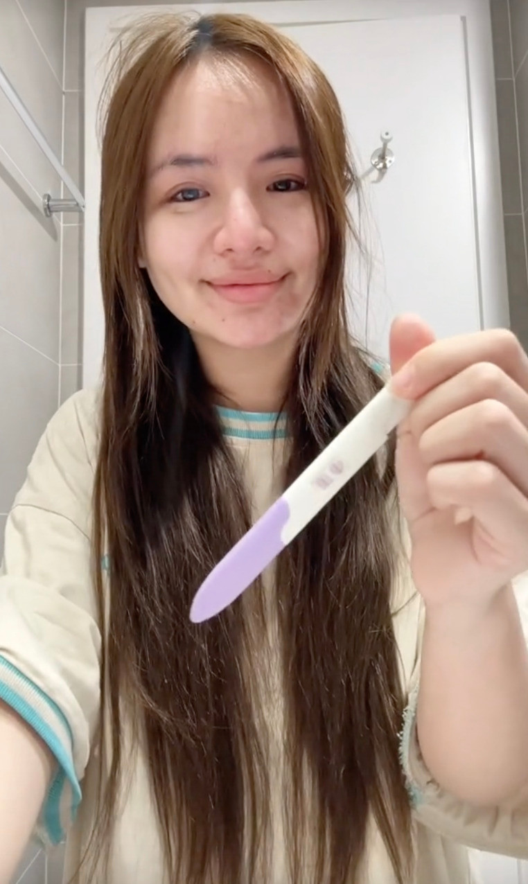 Ở dưới video thông báo kết hôn, nhiều người vẫn bày tỏ thắc mắc và nhắc đến tên Phạm Thoại cùng "đám cưới giả" giữa 2 người.