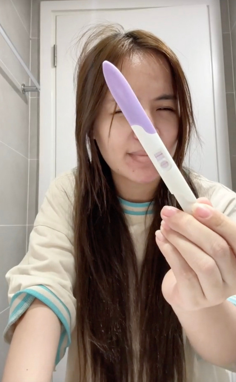 Bẵng đi một thời gian, Khánh Vân trở về cuộc sống bình thường, làm các nội dung về làm đẹp trên kênh TikTok của mình. Mới đây, cô quay trở lại với thông báo mình đã có em bé.