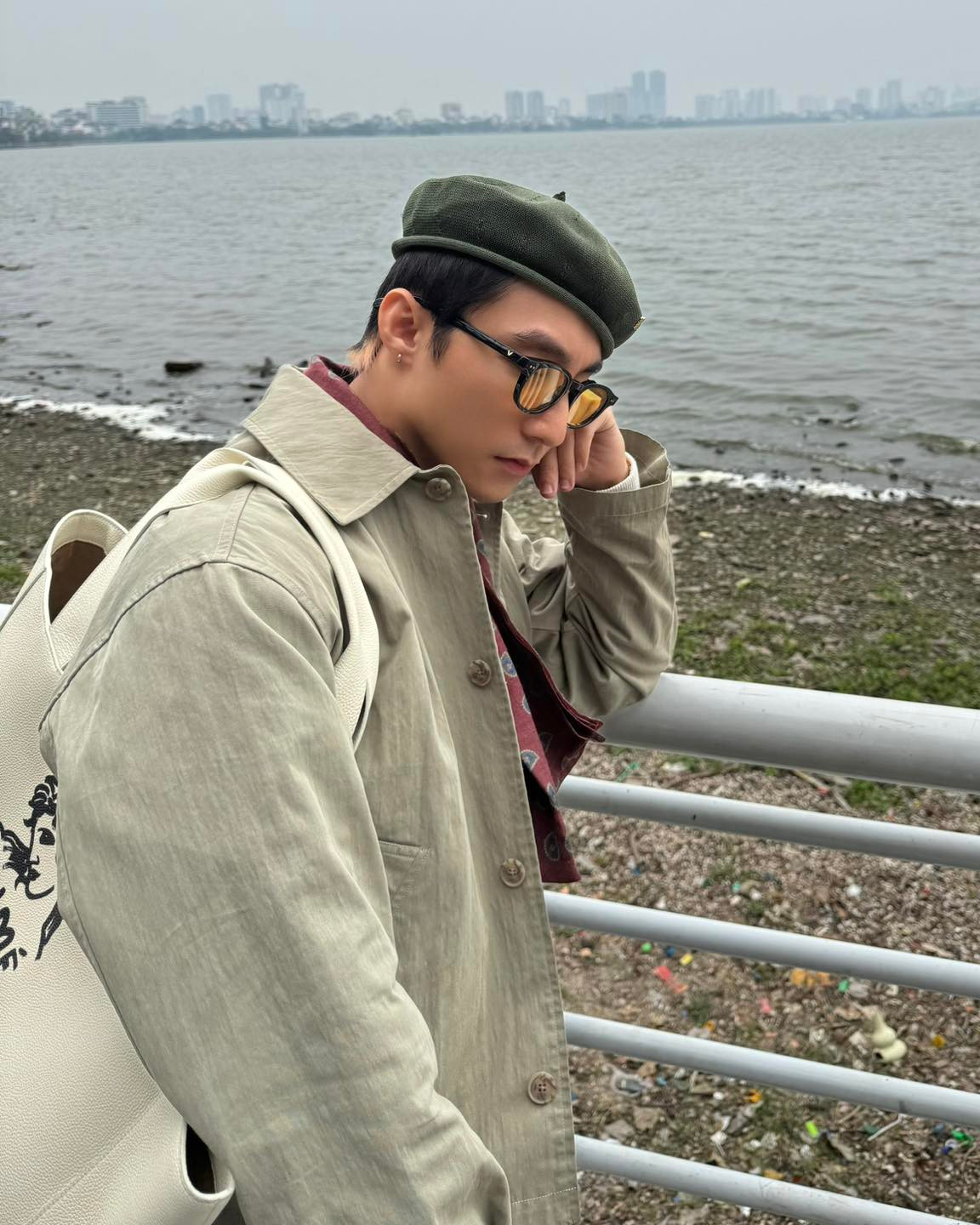 Thời tiết Hà Nội những ngày vừa rồi khá lạnh nên nam ca sĩ đã diện đồ phong cách layer, vừa thời trang nhưng cũng vừa đủ để giữ ấm cơ thể.