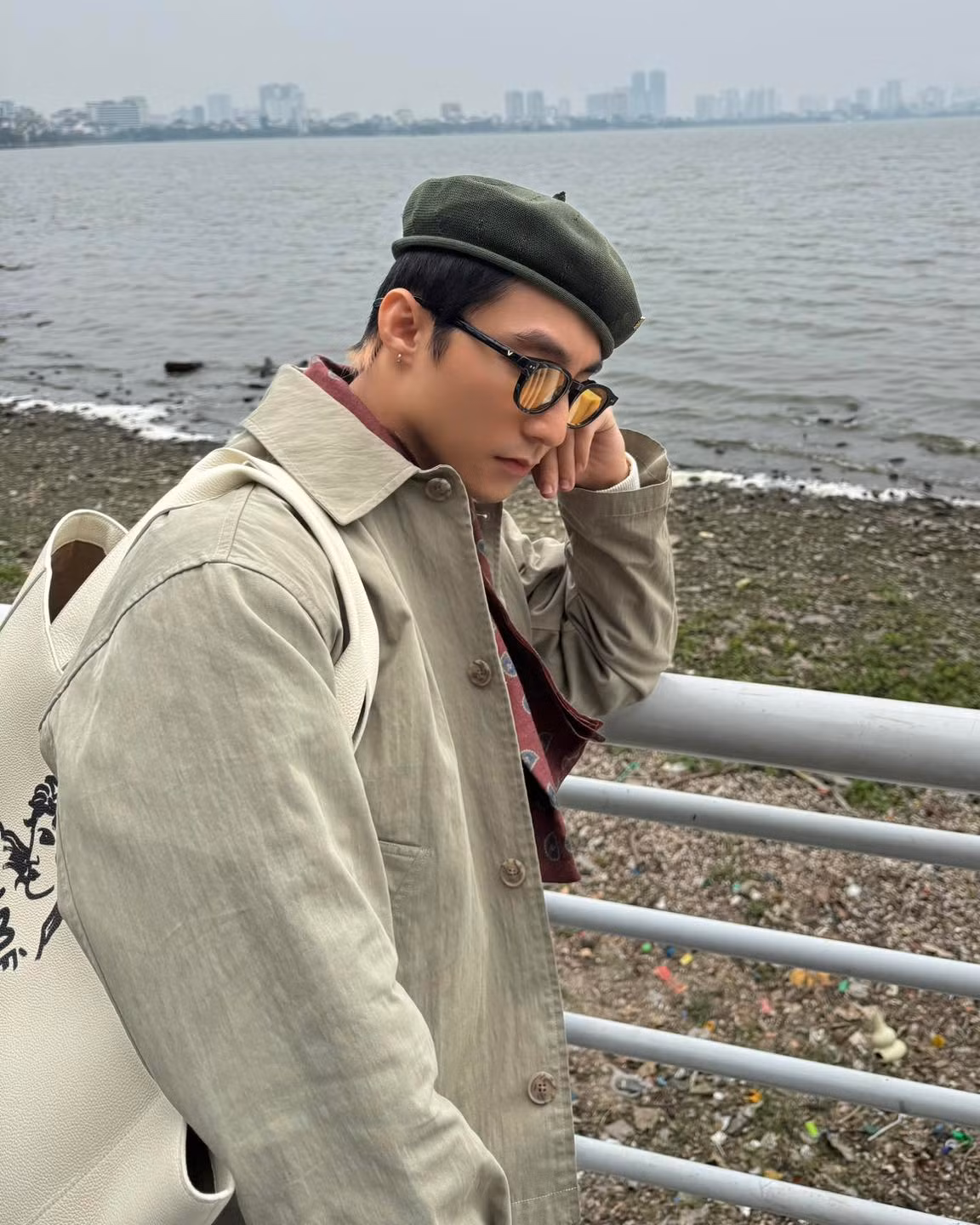 Thời tiết Hà Nội những ngày vừa rồi khá lạnh nên nam ca sĩ đã diện đồ phong cách layer, vừa thời trang nhưng cũng vừa đủ để giữ ấm cơ thể.