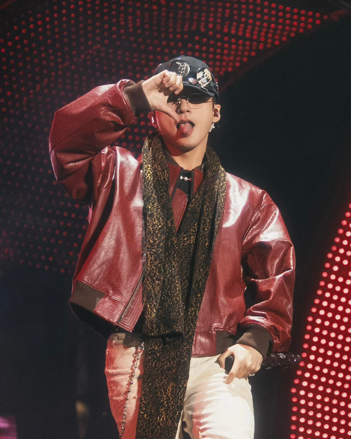 Trong chương trình anh chàng còn cởi áo, khăn... để tặng người hâm mộ của mình.