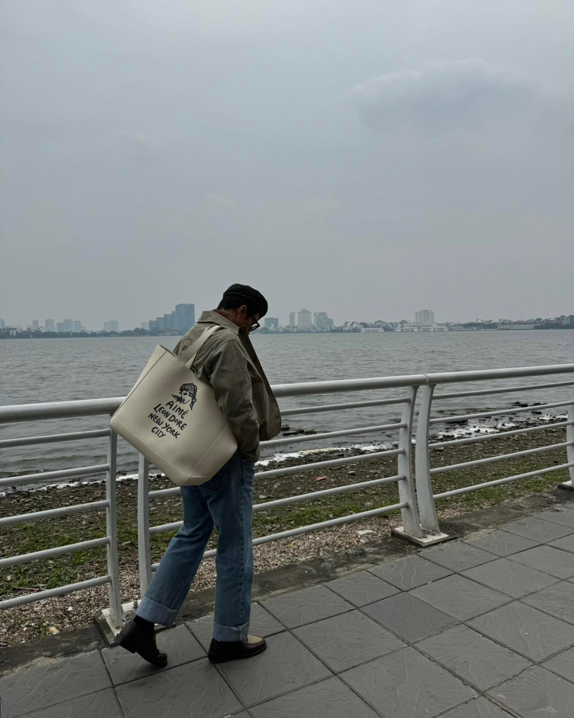 Bên cạnh đó, nhiều người tỏ ra tiếc nuối vì không có may mắn được chụp ảnh với thần tượng tại hồ Tây.