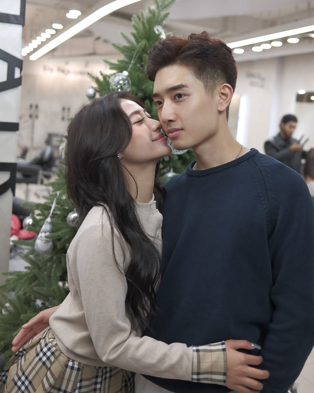 Cựu vận động viên thể dục dụng cụ cũng không quên nhá ảnh thân mật cùng bạn trai.